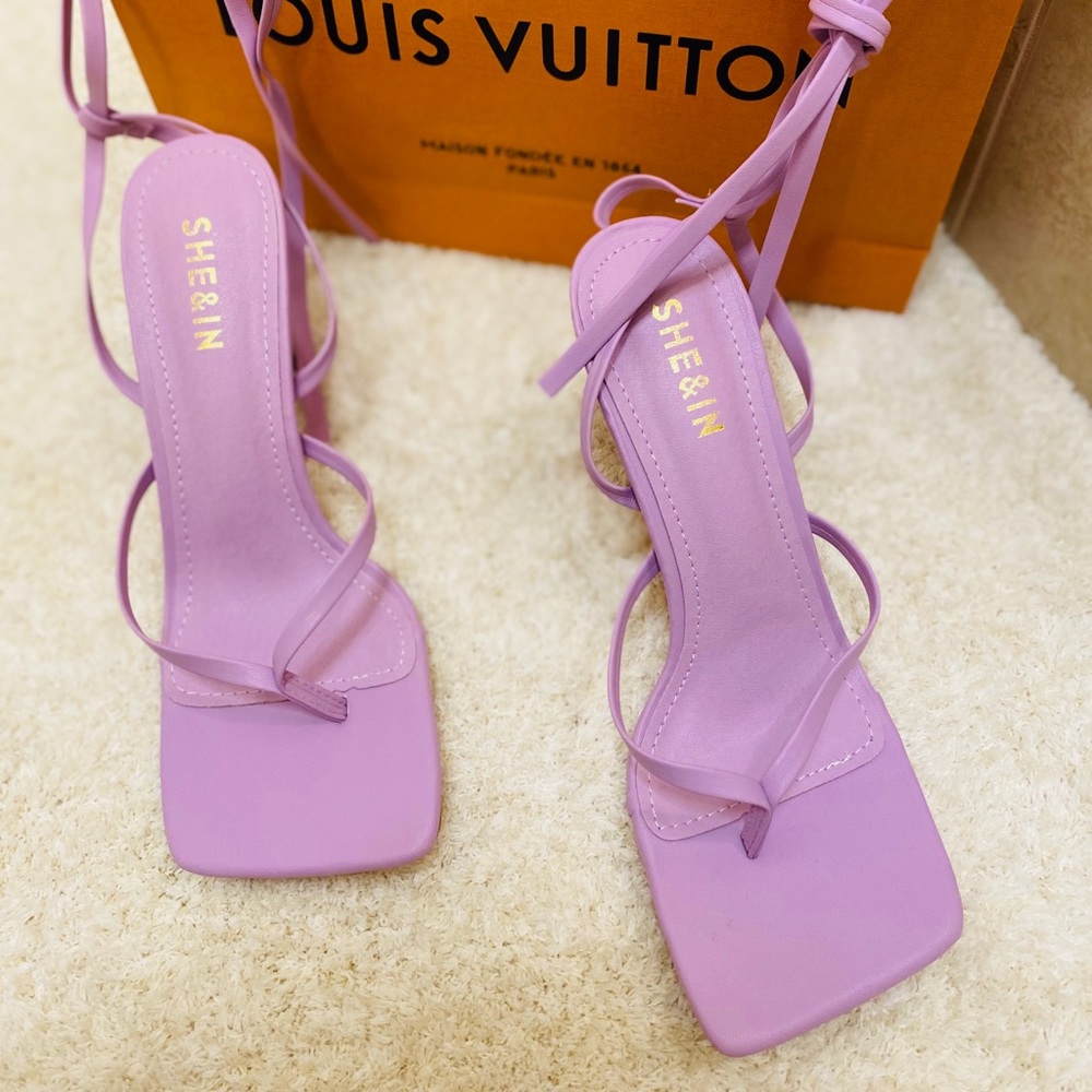 🚺 NIB 💯SHEIN SQUARE TIE UP SANDALS 🟪